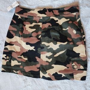 Camo Print, Flap Pocket, Forever 21 Mini Skirt. Size: M
